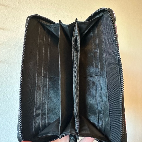 Ed Hardy Black Wallet Wristlet with Skull & Flower Design Front Phone Holder NWT - Picture 7 of 8